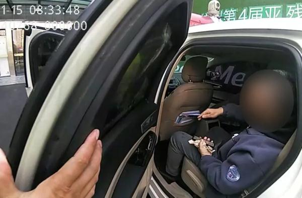 交警在高架上“狂飙”，拍下来了！原因竟是……
