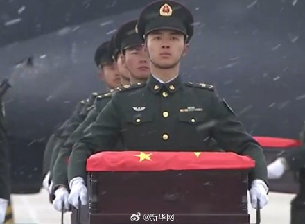 难忘这个瞬间！五星红旗与片片雪花同框令人动容