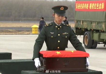 难忘这个瞬间！五星红旗与片片雪花同框令人动容
