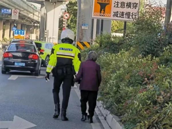 杭州街头，这张“牵手照”火了！