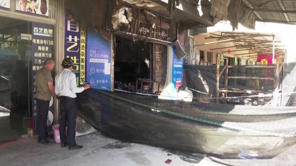 “驿站”深夜起火 店内快递被烧清光