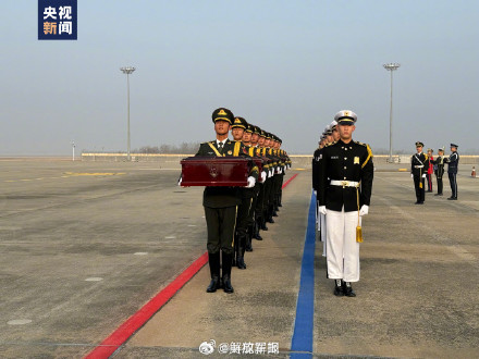 中国空军运-20接25名烈士回家