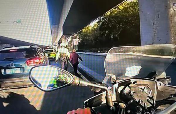 杭州街头，这张“牵手照”火了！