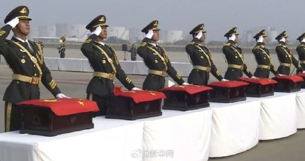 志愿军烈士棺椁上覆盖着五星红旗