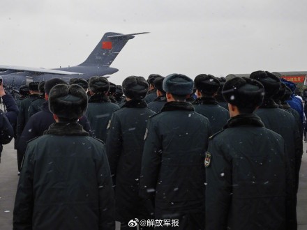 雪中列队，接志愿军烈士回家！