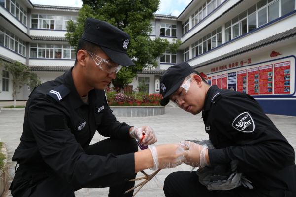 苍鹭受伤被三名中学生救起送民警,养伤时悠哉闲逛派出所 苍鹭受伤被三名中学生救起送民警,养伤时悠哉闲逛派出所