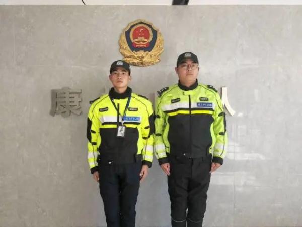 杭州街头，这张“牵手照”火了！