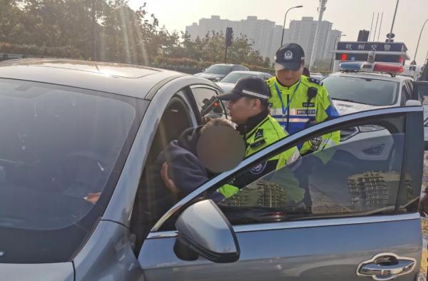 交警在高架上“狂飙”，拍下来了！原因竟是……