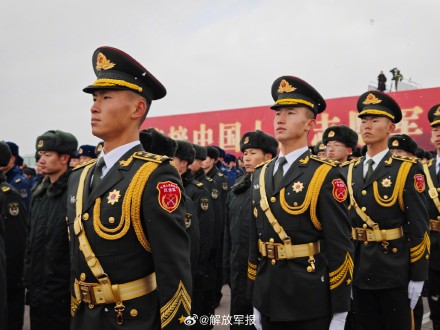 雪中列队，接志愿军烈士回家！