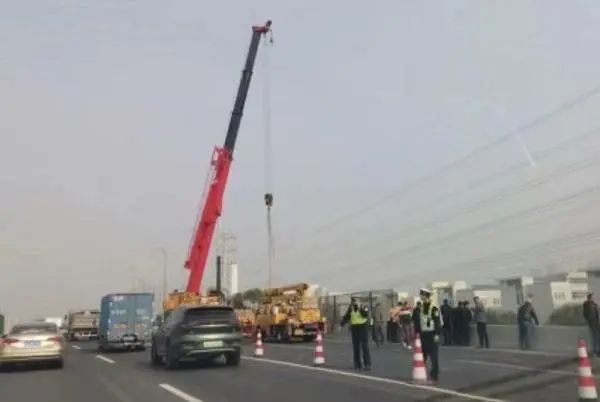 上海外环一牵引车撞墙 运载的货车坠至铁路 引发铁路接触网停电故障 上海外环一牵引车撞墙 运载的货车坠至铁路 引发铁路接触网停电故障