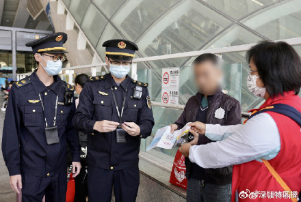 深圳北站广场多人违法吸烟被罚