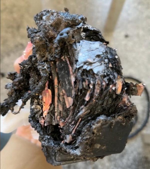 惊险!课堂上一学生座位冒烟起火 惊险!课堂上一学生座位冒烟起火