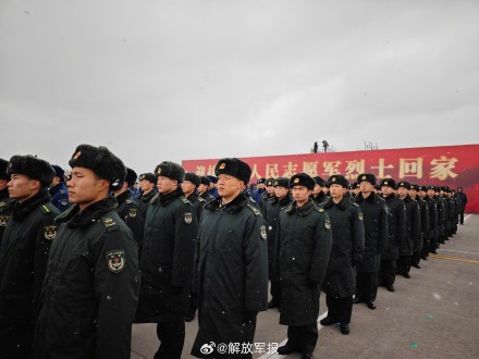 雪中列队，接志愿军烈士回家！