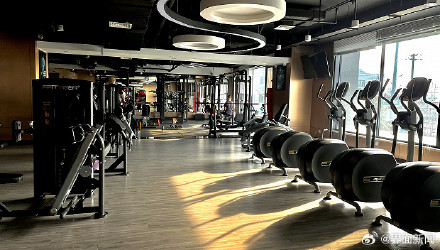 健身服装也消费降级,穿老头衫健身的人越来越多 健身服装也消费降级,穿老头衫健身的人越来越多