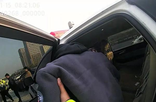 交警在高架上“狂飙”，拍下来了！原因竟是……