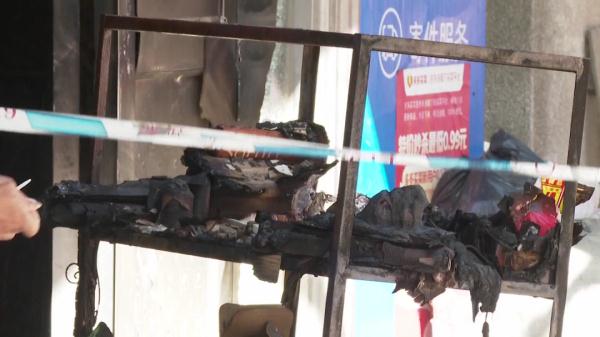 “驿站”深夜起火 店内快递被烧清光