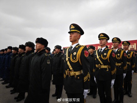 雪中列队，接志愿军烈士回家！