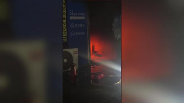 “驿站”深夜起火 店内快递被烧清光
