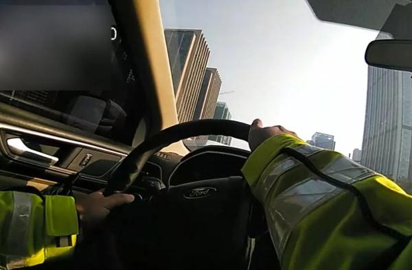 交警在高架上“狂飙”，拍下来了！原因竟是……