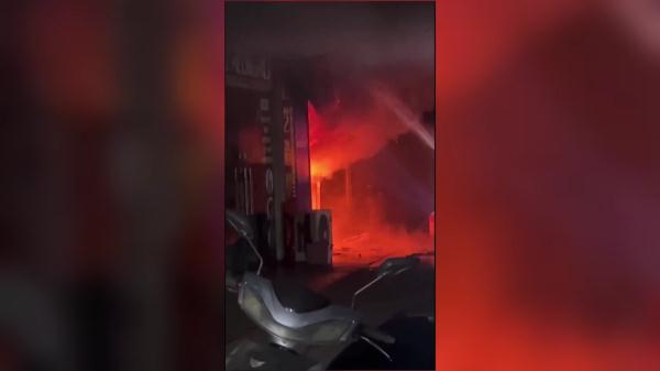 “驿站”深夜起火 店内快递被烧清光