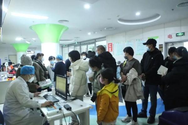 刚刚通报：阳性率持续上升！就诊量激增，多地医院调集人力支援儿科