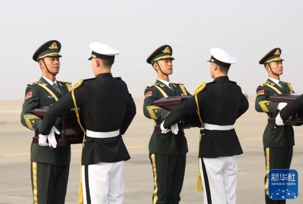 “双20”列阵长空!英雄回家了! “双20”列阵长空!英雄回家了!