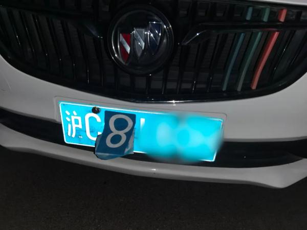 太蹊跷！上海一司机“男扮女装”，后备箱发现大量女性衣物假发，究竟为了啥？