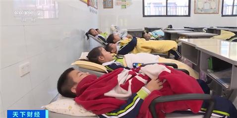 课桌椅变成床、教室变“宿舍”！福建泉州一学校可躺睡桌椅火了→