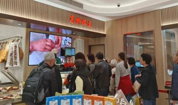 天一冷就开始排队！71岁上海老字号又开始“整活儿”了→