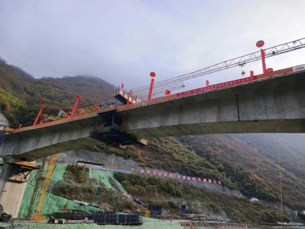 顺利合龙!西康高铁迎来新进展→ 顺利合龙!西康高铁迎来新进展→