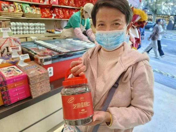天一冷就开始排队！71岁上海老字号又开始“整活儿”了→