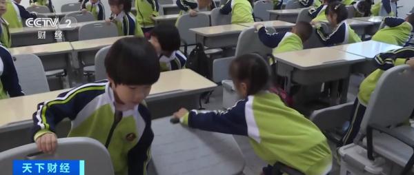 课桌椅变成床、教室变“宿舍”！福建泉州一学校可躺睡桌椅火了→