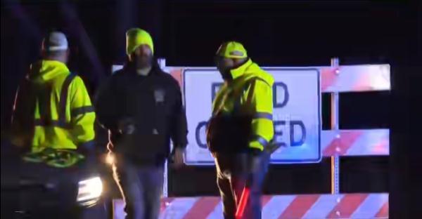 美国一火车脱轨致危化品泄漏,数百居民被迫疏散 美国一火车脱轨致危化品泄漏,数百居民被迫疏散