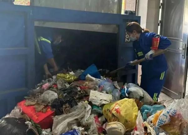 糟心!上海姑娘害怕丢工作,一路追到垃圾站…傻眼 糟心!上海姑娘害怕丢工作,一路追到垃圾站…傻眼