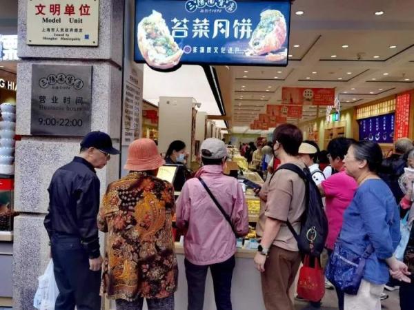 天一冷就开始排队！71岁上海老字号又开始“整活儿”了→