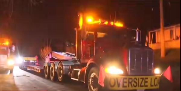 美国一火车脱轨致危化品泄漏,数百居民被迫疏散 美国一火车脱轨致危化品泄漏,数百居民被迫疏散