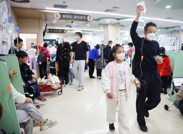 阳性率持续上升！上海不少二三刷患者️→见输液室这情景，医生急了！