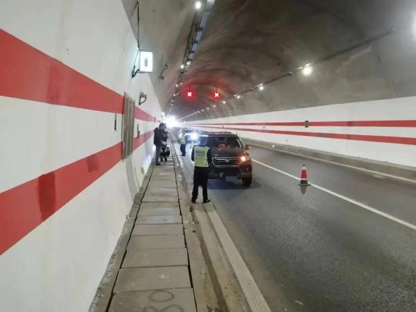 真糊涂！高速故障不打122，网上搜索救援被骗千元！