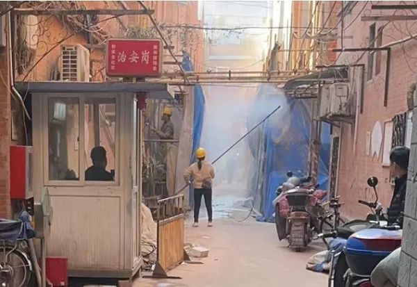 上海一小区文保建筑修缮,粉尘扑鼻居民苦不堪言!居委会、施工方回应 上海一小区文保建筑修缮,粉尘扑鼻居民苦不堪言!居委会、施工方回应