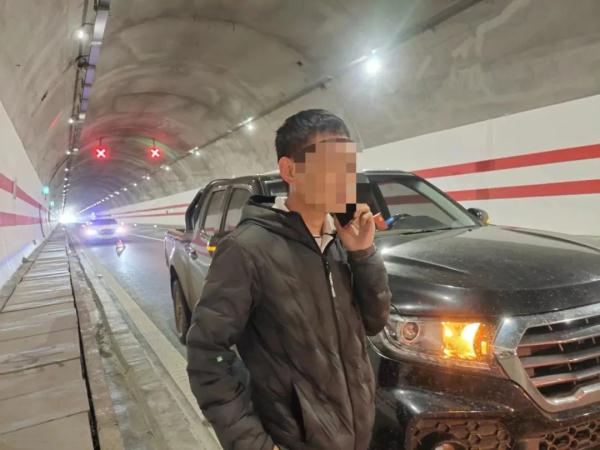 真糊涂！高速故障不打122，网上搜索救援被骗千元！