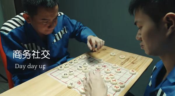 “缉犯犀”高端服饰火爆全网！网友笑不停：全是上头的细节！