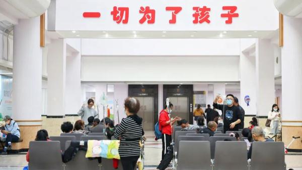 阳性率持续上升！上海不少二三刷患者️→见输液室这情景，医生急了！