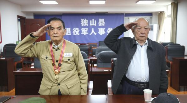 “战友，欢迎回家！”贵州抗美援朝老兵含泪迎接战友回家