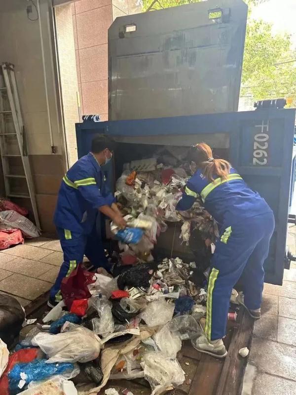 糟心!上海姑娘害怕丢工作,一路追到垃圾站…傻眼 糟心!上海姑娘害怕丢工作,一路追到垃圾站…傻眼