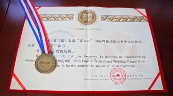 绝了！他闭着眼就能焊出“鱼鳞纹”！