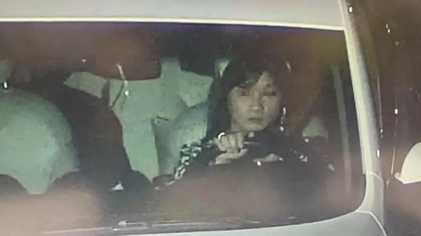 太蹊跷！上海一司机“男扮女装”，后备箱发现大量女性衣物假发，究竟为了啥？