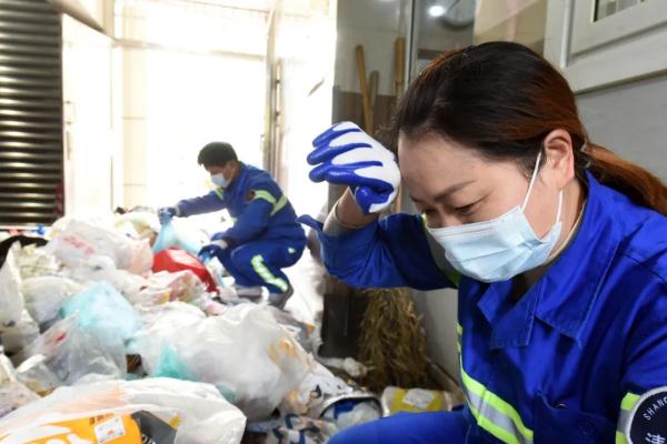 糟心!上海姑娘害怕丢工作,一路追到垃圾站…傻眼 糟心!上海姑娘害怕丢工作,一路追到垃圾站…傻眼