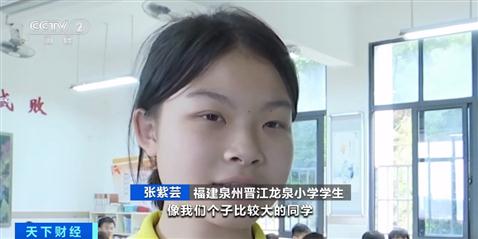 课桌椅变成床、教室变“宿舍”！福建泉州一学校可躺睡桌椅火了→