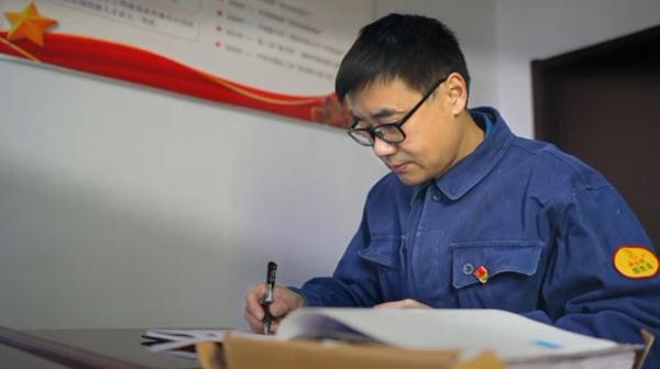 绝了！他闭着眼就能焊出“鱼鳞纹”！