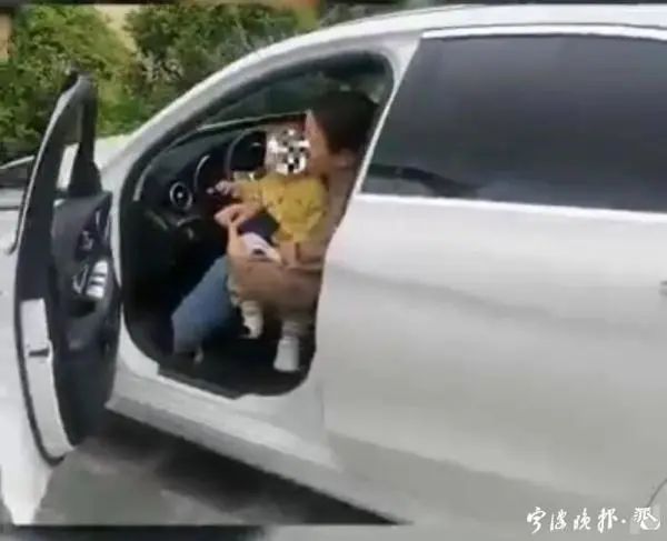 上海街头痛心一幕！家长抱娃坐副驾驶，遇车祸幼童瞬间被甩出，不幸身亡